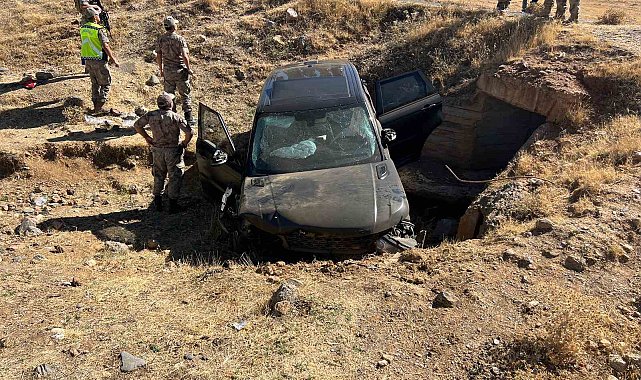 Muş'ta takla atan araç şarampole uçtu: 3 yaralı