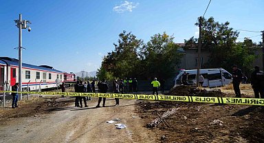 Muş'ta tren öğrenci servisine çarptı: 17 yaralı