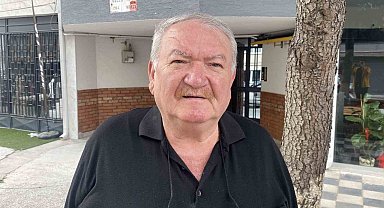 Müstakil evin çatısında gezen tavus kuşu ilginç görüntü oluşturdu