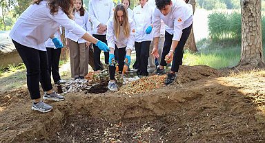 Mutfak atıkları çöpe değil, kompost gübre için toprağa gitti