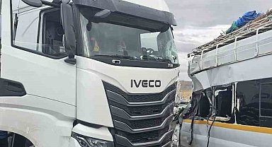 Nevşehir'de tarım işçilerini taşıyan minibüs tırla çarpıştı: 9 yaralı