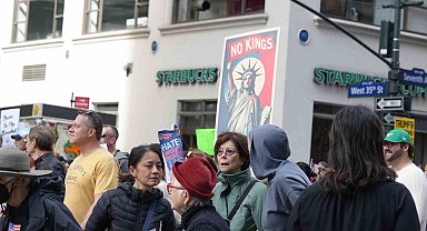 New York'ta on binlerce kişi "Krallara Hayır" protestolarında Trump yönetimini eleştirdi