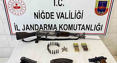 Niğde'de ruhsatsız silah operasyonu: Kaleşnikof ve tabancalar ele geçirildi