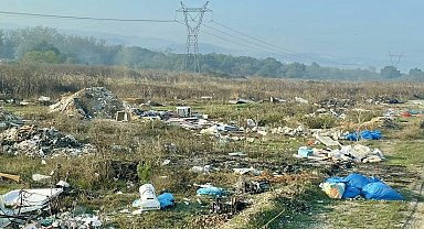 Nilüfer Belediyesi, insanların doğaya attığı molozları kamyon kamyon temizledi