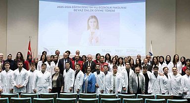 Öğrenciler beyaz önlüklerini giydi