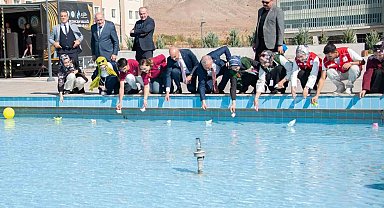 Öğrenciler hazırladıkları gemileri Filistin'e destek amaçlı havuza bıraktı