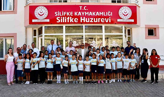 Öğrenciler, huzurevi sakinlerinin gönlüne dokundu