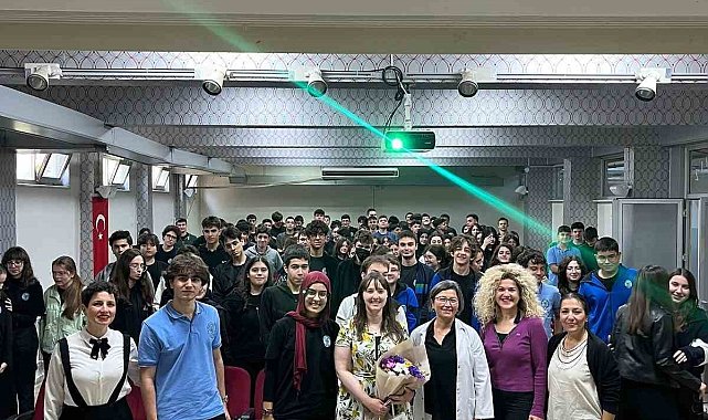 Öğrenciler için çifte kazanım: Hem bilim hem İngilizce pratiği
