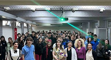 Öğrenciler için çifte kazanım: Hem bilim hem İngilizce pratiği