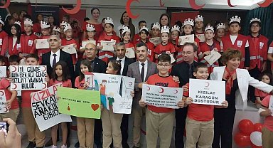 Öğrenciler, Kızılay kolluklarını taktı