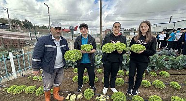 Öğrenciler, "Bahçem Çayırova"da ilk hasadı yaptı