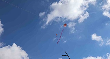 Öğrenciler uçurtmalarını Gazze halkı için uçurdu