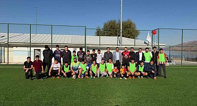 Öğrenciler ve aileleri futbol maçı yaptı, ortaya renkli görüntüler çıktı