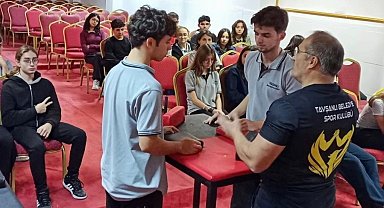 Öğrencilere bilek güreşinin incelikleri anlatıldı