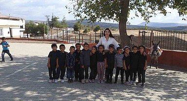 Öğretmen, çocuklara eşekle okuma yazmayı sevdirdi