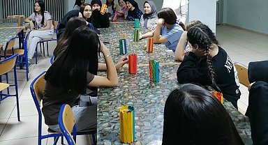 Okul pansiyonunda, "Atık Kağıt ve Muhtelif Ambalajdan Aksesuar Yapımı" kursu