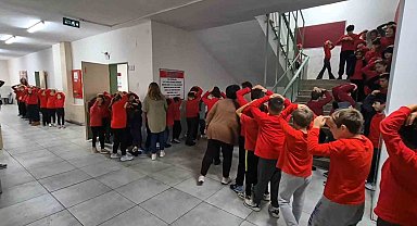 Okulda deprem tatbikatı gerçeği aratmadı
