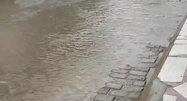 On dakikalık yağış sonrası Umurlu'da sokaklar sular altında kaldı