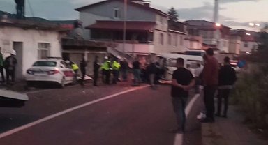 Ordu'da çekici kamyonet ile minibüs kafa kafaya çarpıştı: 3 yaralı