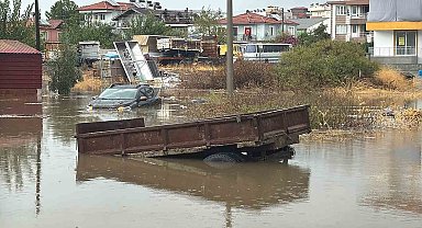 Ortaca'da şiddetli yağış sonrası araçlar su altında kaldı