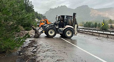 Osmaneli'de sel meydana geldi, D650 karayolu taş ve toprak ile kaplandı