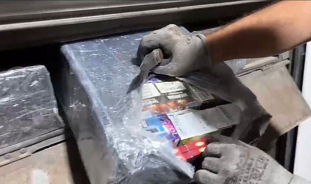 Otobüs çamurluğundaki gizli bölmeden kaçak elektronik sigara ve sigara ele geçirildi