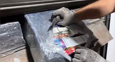 Otobüs çamurluğundaki gizli bölmeden kaçak elektronik sigara ve sigara ele geçirildi