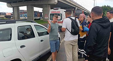 Otobüsün çarptığı otomobilin hafif yaralı sürücüsü, ailesini yalnız bırakmamak için hastaneye gitmedi