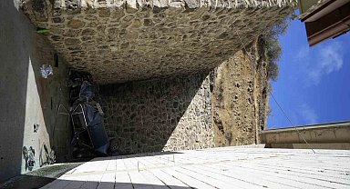 Otomobil 15 metrelik uçurumdan düştü: Sürücü yaralı kurtuldu