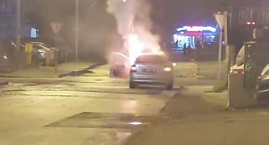 Otomobil alev alev yanarak küle döndü