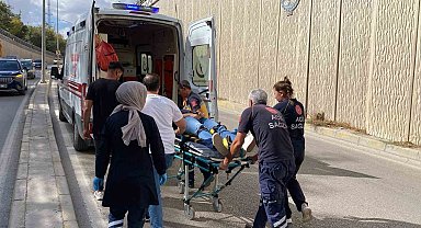 Otomobil aydınlatma direğine çarptı: 3 yaralı