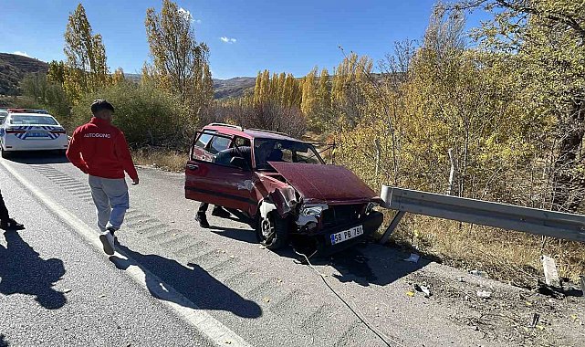 Otomobil bariyere çarptı, 1'i ağır 2 kişi yaralandı