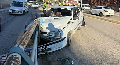 Otomobil bariyerlere saplandı: 1 yaralı