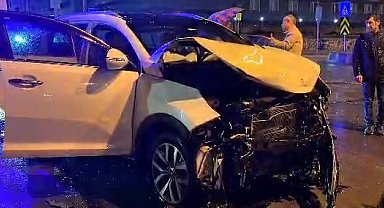 Otomobil ile halk otobüsü çarpıştı: 1 yaralı