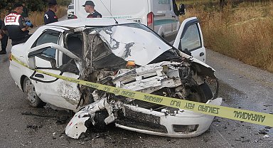 Otomobil ile kamyonet kafa kafaya çarpıştı: 1 ölü, 2 yaralı