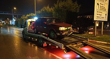 Otomobil, köprünün korkuluklarına çarptı