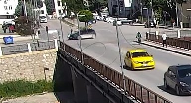 Otomobil motosikletteki anne ve 2 çocuğuna çarptı