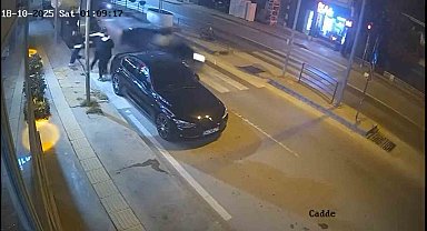 Otomobil, park halindeki araca çarptı: Yaya geçidinden geçerken ölümden döndüler