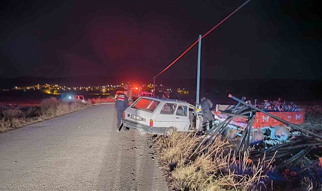 Otomobil su borusu yüklü traktör römorkuna çarptı: 2 yaralı