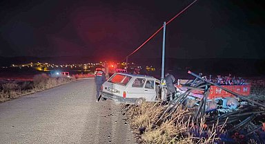 Otomobil su borusu yüklü traktör römorkuna çarptı: 2 yaralı