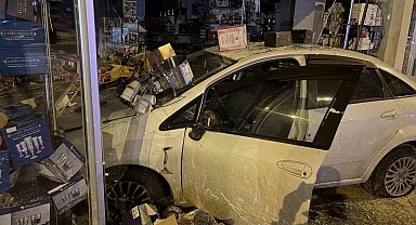 Otomobil züccaciye dükkana daldı: 1 yaralı