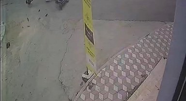 Otomobile çarpan motosiklet sürücüsü yere savruldu