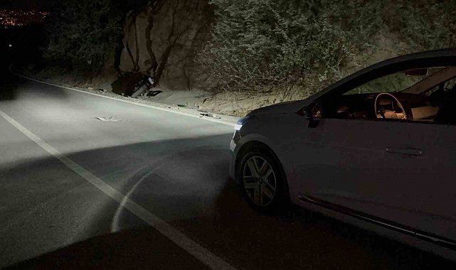 Otomobilin arkadan çarptığı motosiklet yoldan çıktı: 1 yaralı
