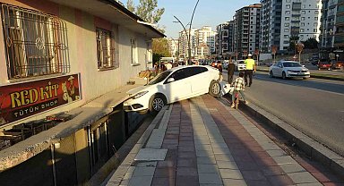 Otomobilin çarptığı araç savrularak evin balkonuna girdi: 2'si çocuk 3 yaralı