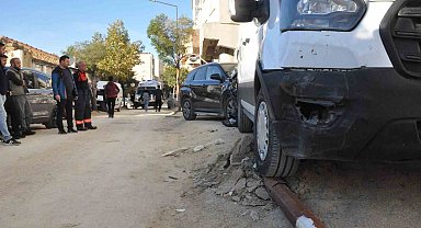 Otomobilin çarptığı kamyonet aydınlatma direğini devirdi: 2 yaralı