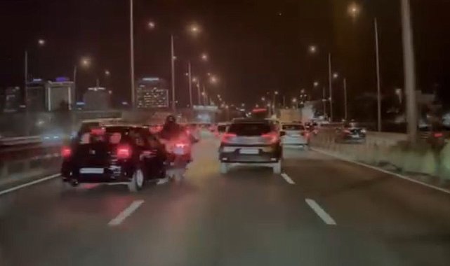 Otomobilin çarptığı motosikletli böyle savruldu