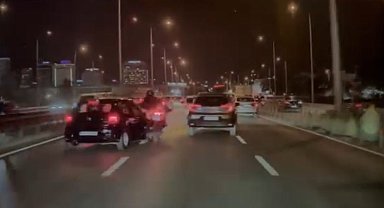 Otomobilin çarptığı motosikletli böyle savruldu