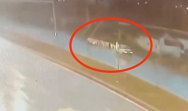 Otomobilin çobana ve sürüye çarpma anı kameraya yansıdı