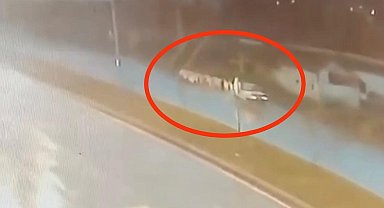 Otomobilin çobana ve sürüye çarpma anı kameraya yansıdı