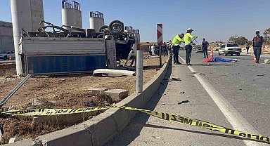 Otomobille çarpışan kamyonet ters döndü: 1 ölü, 1 yaralı